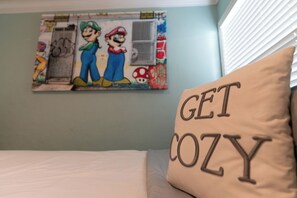 4 bedrooms, iron/ironing board, WiFi, bed sheets