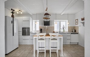 Fridge, oven, stovetop, dishwasher - Beautiful home in Assens with house sea view (Assens)