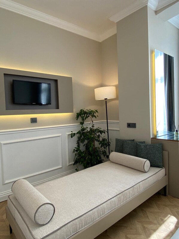 Desk, laptop workspace, free WiFi