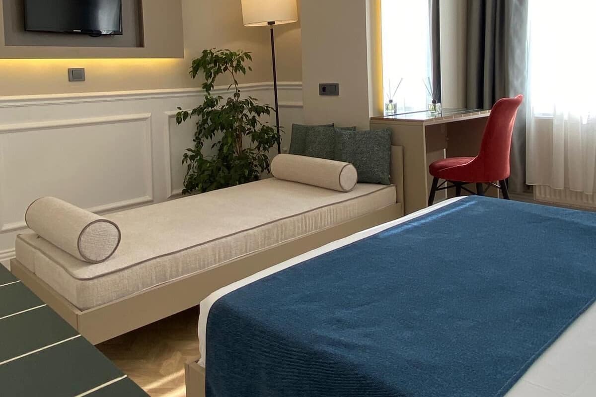 Escritorio, espacio para trabajar con laptop y wifi gratis