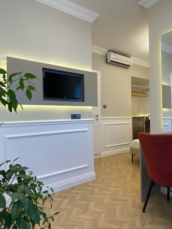 Standard-Dreibettzimmer | Schreibtisch, laptopgeeigneter Arbeitsplatz, kostenloses WLAN