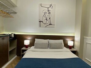 Standard-Dreibettzimmer | Schreibtisch, laptopgeeigneter Arbeitsplatz, kostenloses WLAN