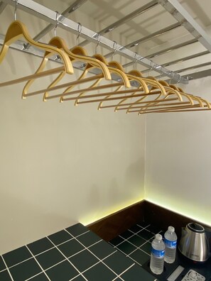 Standard-Dreibettzimmer | Schreibtisch, laptopgeeigneter Arbeitsplatz, kostenloses WLAN