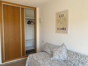 2 bedrooms, iron/ironing board, WiFi, bed sheets - Sunny Townhouse with Montgó & Sea Views - 2 Terraces - 2 Balconies - Pools (VC)