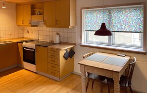 Frigorífico, placa de cocina, lavavajillas y cafetera o tetera