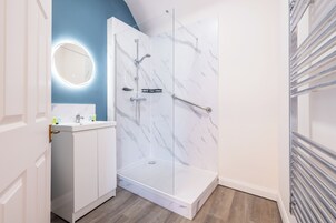 淋浴设施、免费洗浴用品、吹风机、毛巾