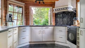 Geladeira, fogão, cooktop, cafeteira/chaleira