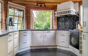 Fridge, oven, stovetop, coffee/tea maker