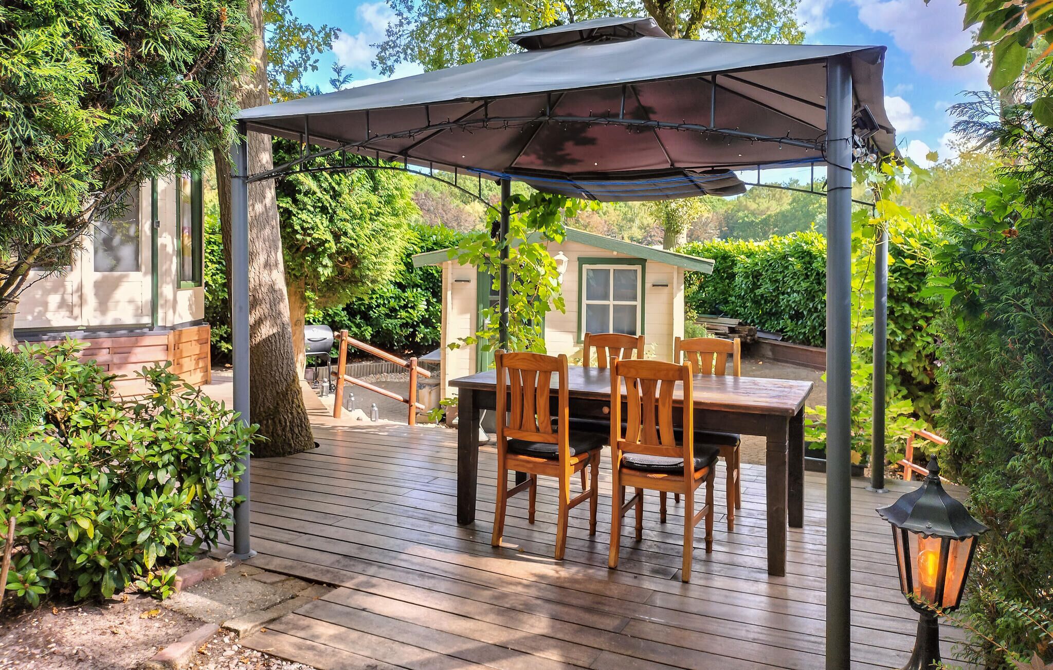 屋外ダイニングエリア