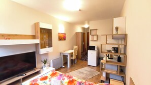 Studio, Multiple Bedrooms, Accessible, Smoking | Living room