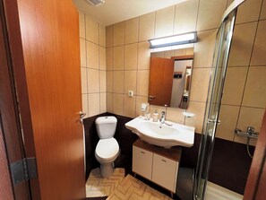 Studio, Multiple Bedrooms, Accessible, Smoking | Bathroom