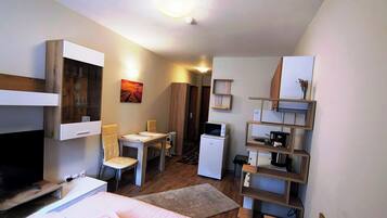Studio, Multiple Bedrooms, Accessible, Smoking | Living room