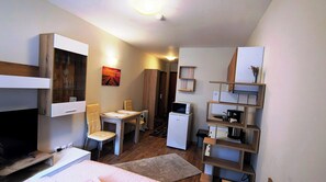 Studio, Multiple Bedrooms, Accessible, Smoking | Living room