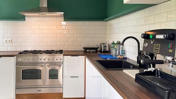 Refrigerador, parrilla de estufa, lavavajillas y cafetera y tetera