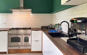 Kylskåp, spishäll, diskmaskin och kaffe- och tebryggare