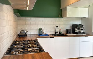 Frigorífic, placa de cuina, rentaplats i cafetera i tetera