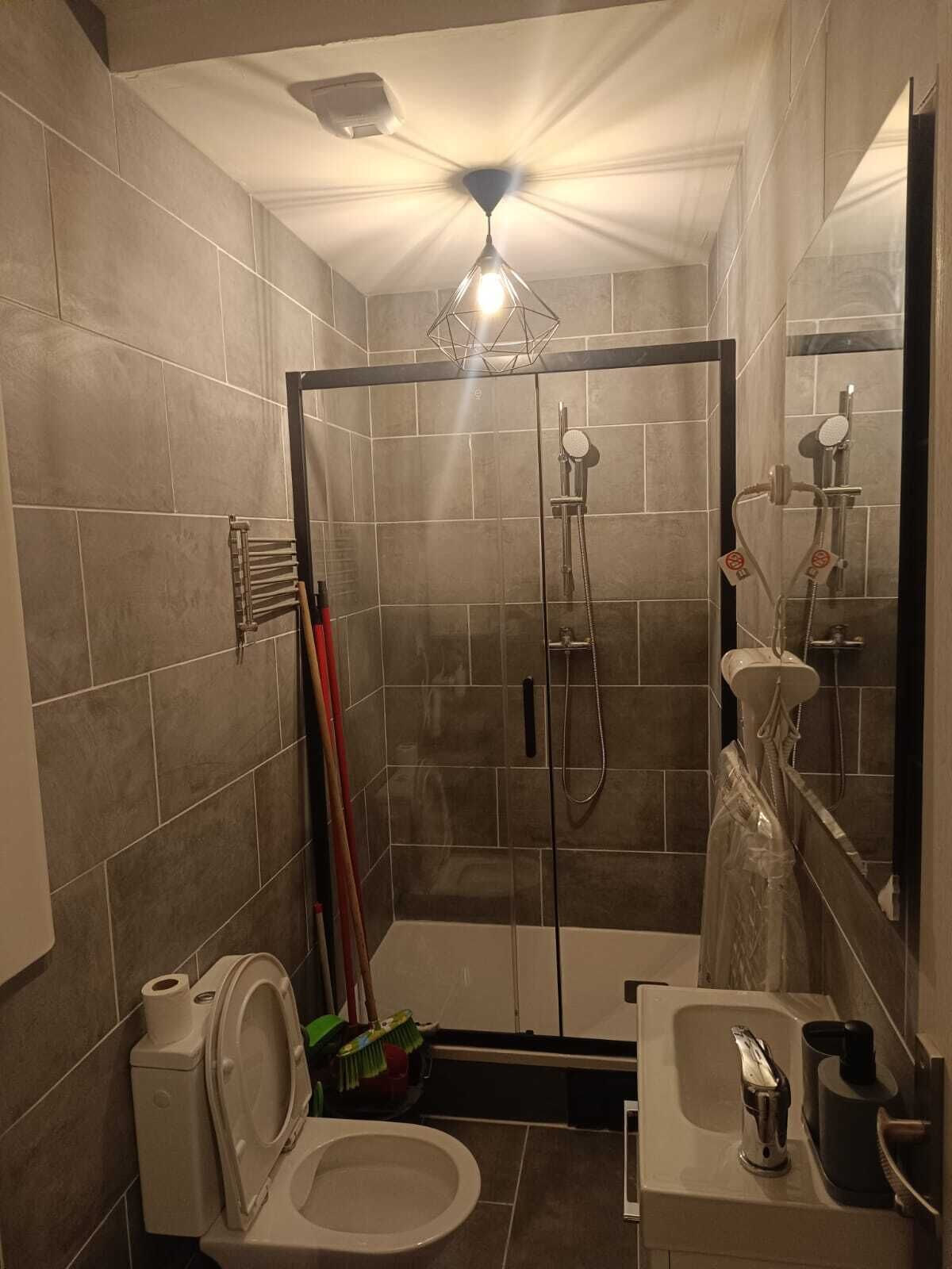 Regadera, secadora de cabello, toallas, jabón 