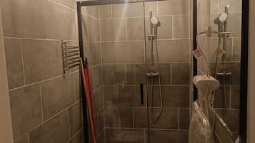 Douche, sĂšche-cheveux, serviettes fournies, savon