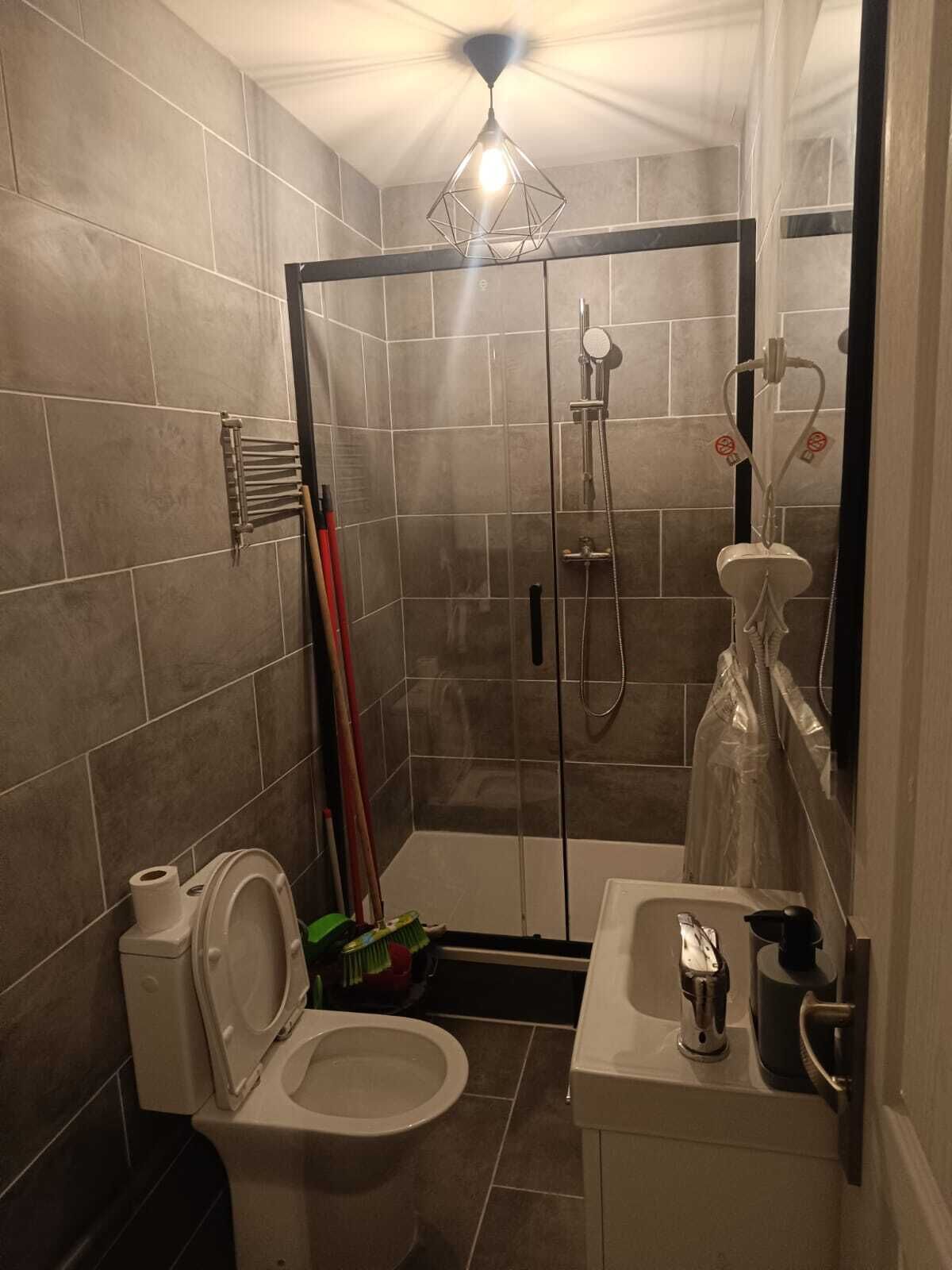 Regadera, secadora de cabello, toallas, jabón 