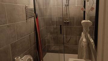 Douche, sĂšche-cheveux, serviettes fournies, savon