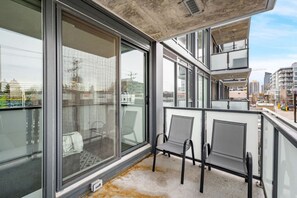 Terrace/patio - Chic 1BR Kensington unit W/Free UG Parking (Calgary)