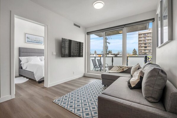 1 bedroom, desk, iron/ironing board, WiFi - Chic 1BR Kensington unit W/Free UG Parking (Calgary)