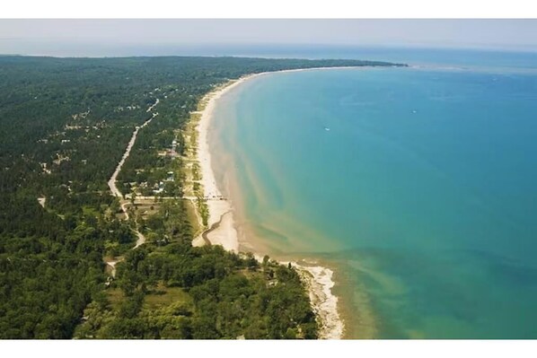 Una playa cerca