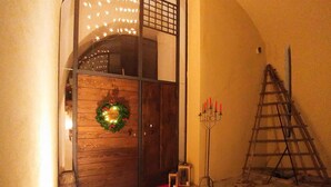 A wooden door with a wreath and lights, a ladder, and a candle holder. - 2 bedroom beautiful home in Cava de' Tirreni (Cava de' Tirreni)
