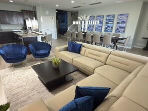 Smart TV, video games, DVD player - NEW & FUN-2 Theaters-Arcade Game Room-4 Themed BRs (Kissimmee)