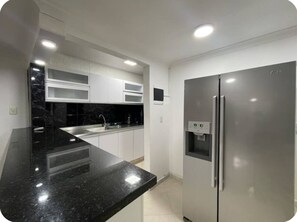 Een koelkast, een microgolfoven, een kookplaat