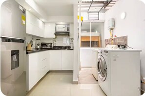 Kühlschrank, Mikrowelle, Herdplatte, Wasserkocher mit Kaffee-/Teezubehör