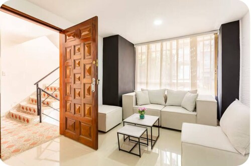 Group Stay in Poblado - Walk Everywhere - King Bed