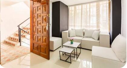 Group Stay in Poblado - Walk Everywhere - King Bed