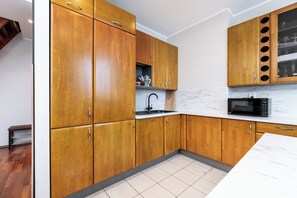 Microondas, horno, placa de cocina, lavavajillas