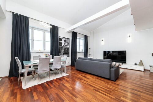 2-story/3-bedroom Penthouse, sauna, free parking