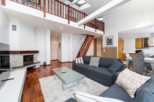 2-story/3-bedroom Penthouse, sauna, free parking