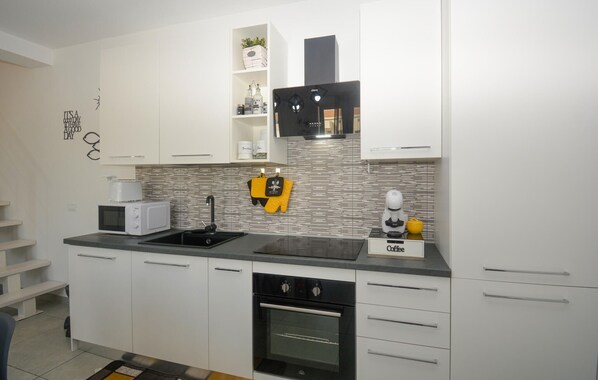Fridge, microwave, dishwasher, coffee/tea maker