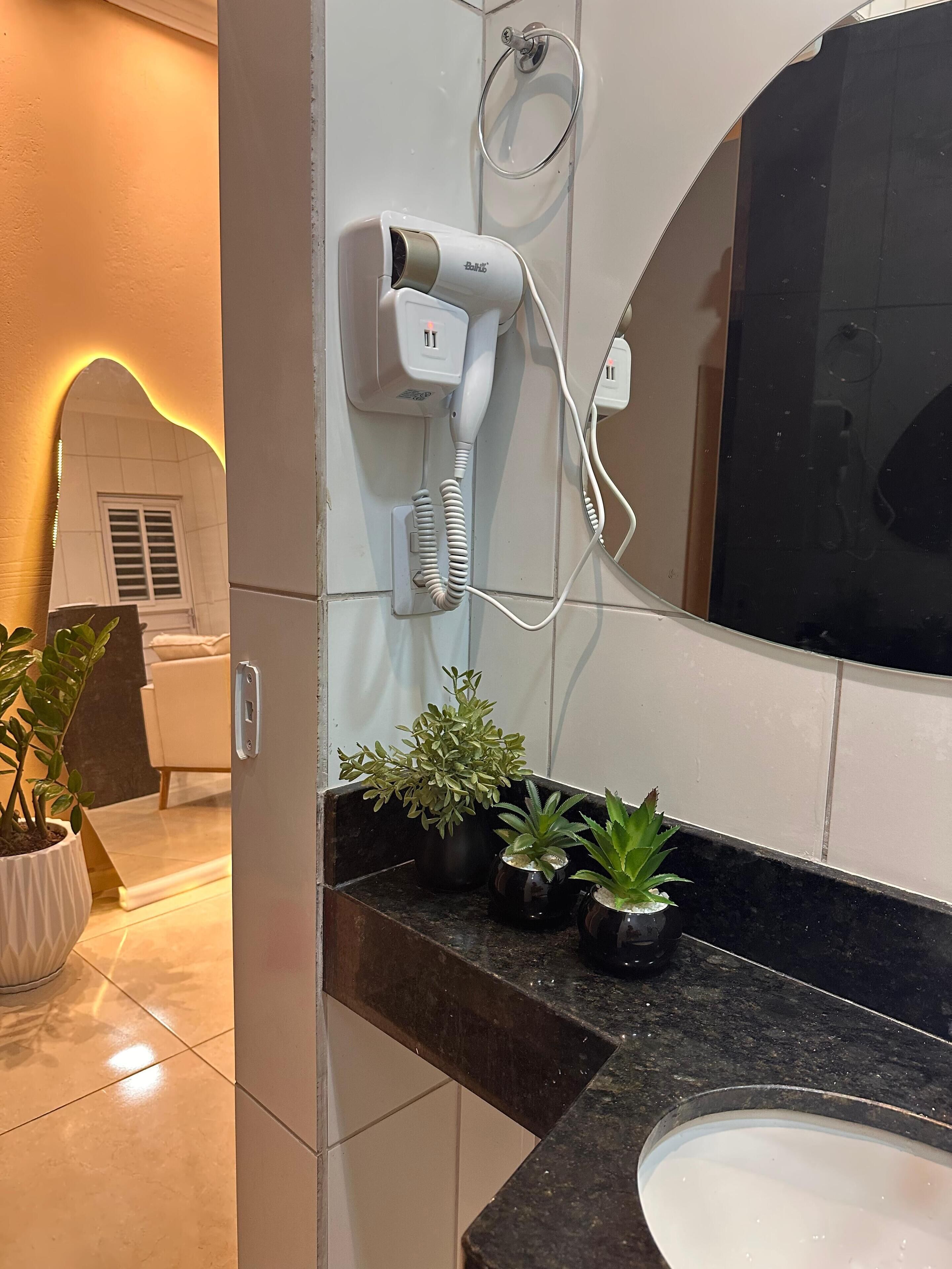 Secadora de cabello, toallas, jabón, papel de baño 