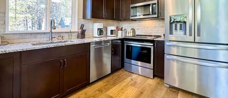 冷蔵庫、電子レンジ、オーブン、コンロ