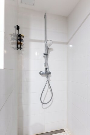 Ducha, secador de pelo, toallas, jabón