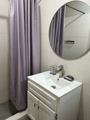 Shower, hair dryer, towels, soap - Charming 1-bedroom apartment in fabulous Piarco with AC (Piarco)