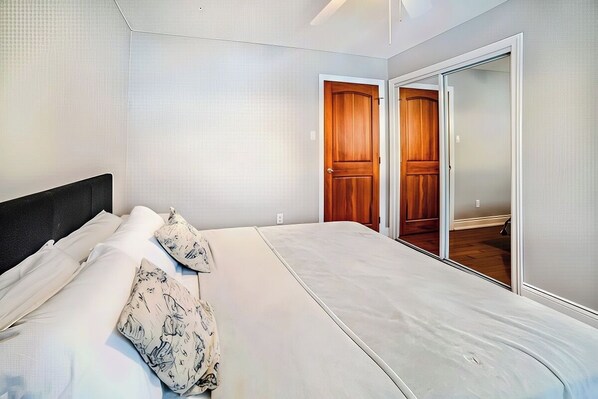 6 bedrooms, bed sheets