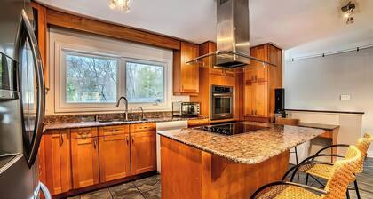 6 Bedroom Lakefront Main House in Sand Bay