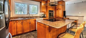 6 Bedroom Lakefront Main House in Sand Bay