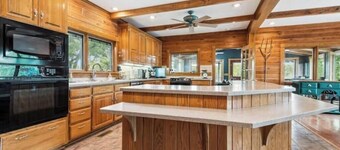 Shoreline Lodge on Private Lake
