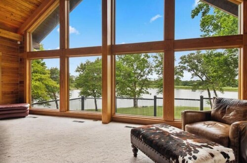 Shoreline Lodge on Private Lake