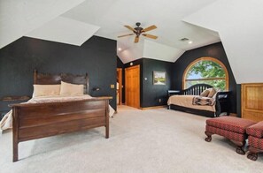 4 bedrooms, iron/ironing board, Internet, bed sheets
