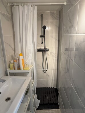 Haartrockner, Handtücher, Seife, Toilettenpapier