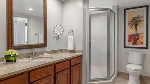 Chuveiro, secador de cabelo, toalhas de banho 