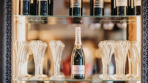 Una vetrina con bottiglie di vino e bicchieri.